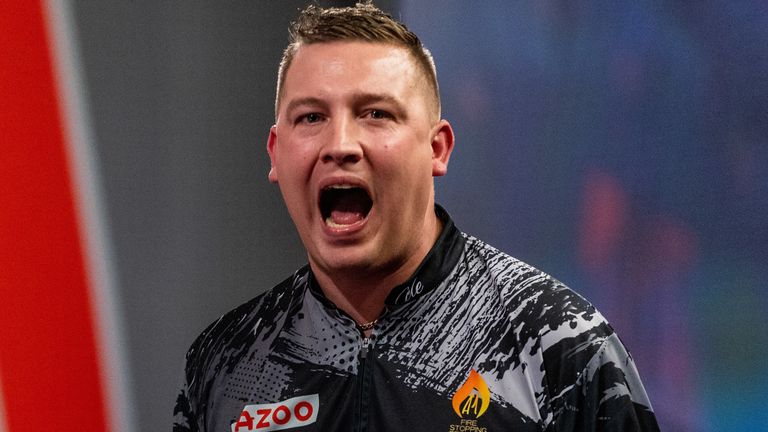 Dobey venció a Anderson 4-1 para llegar a los últimos 16 en el Campeonato Mundial de Dardos de PDC