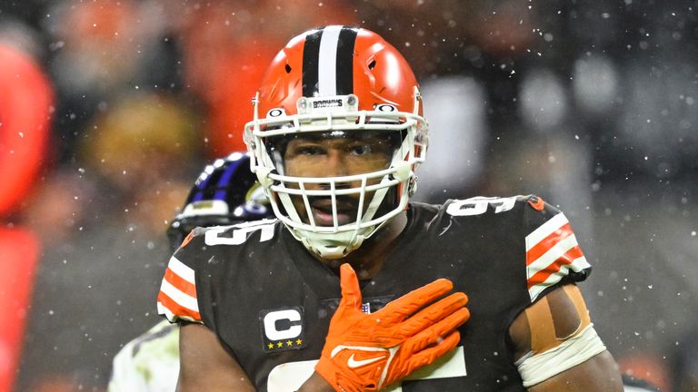 El ala defensiva de los Cleveland Browns, Myles Garrett, celebra después de capturar al mariscal de campo de los Baltimore Ravens, Tyler Huntley, durante la segunda mitad de un partido de fútbol americano de la NFL, el sábado 17 de diciembre de 2022, en Cleveland.  (Foto AP/David Richard)