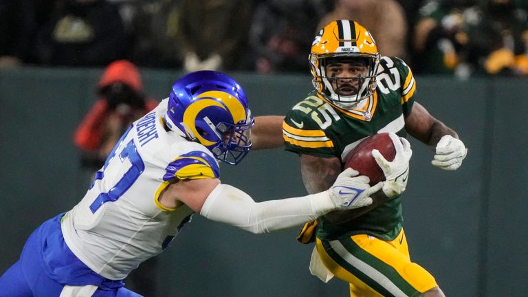 Sorotan kemenangan Green Bay Packers atas Los Angeles Rams, yang secara resmi menyingkirkan juara bertahan Super Bowl dari pertarungan playoff.