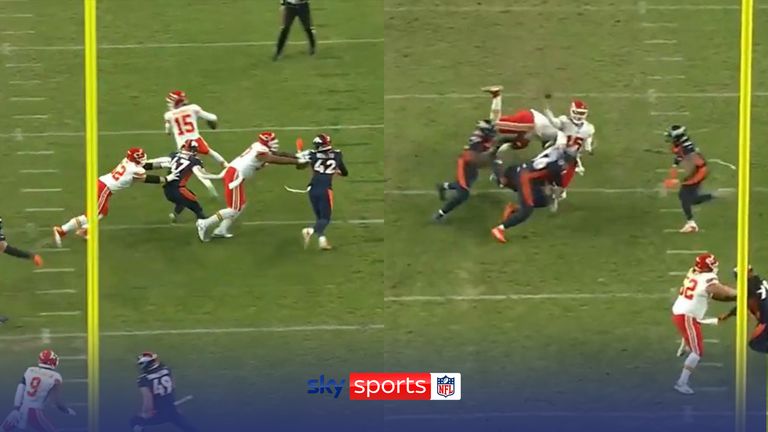 Mahomes berlari satu lingkaran penuh sebelum memberikan touchdown empat yard ke JuJu Smith-Schuster sambil dipukul oleh tiga bek Broncos