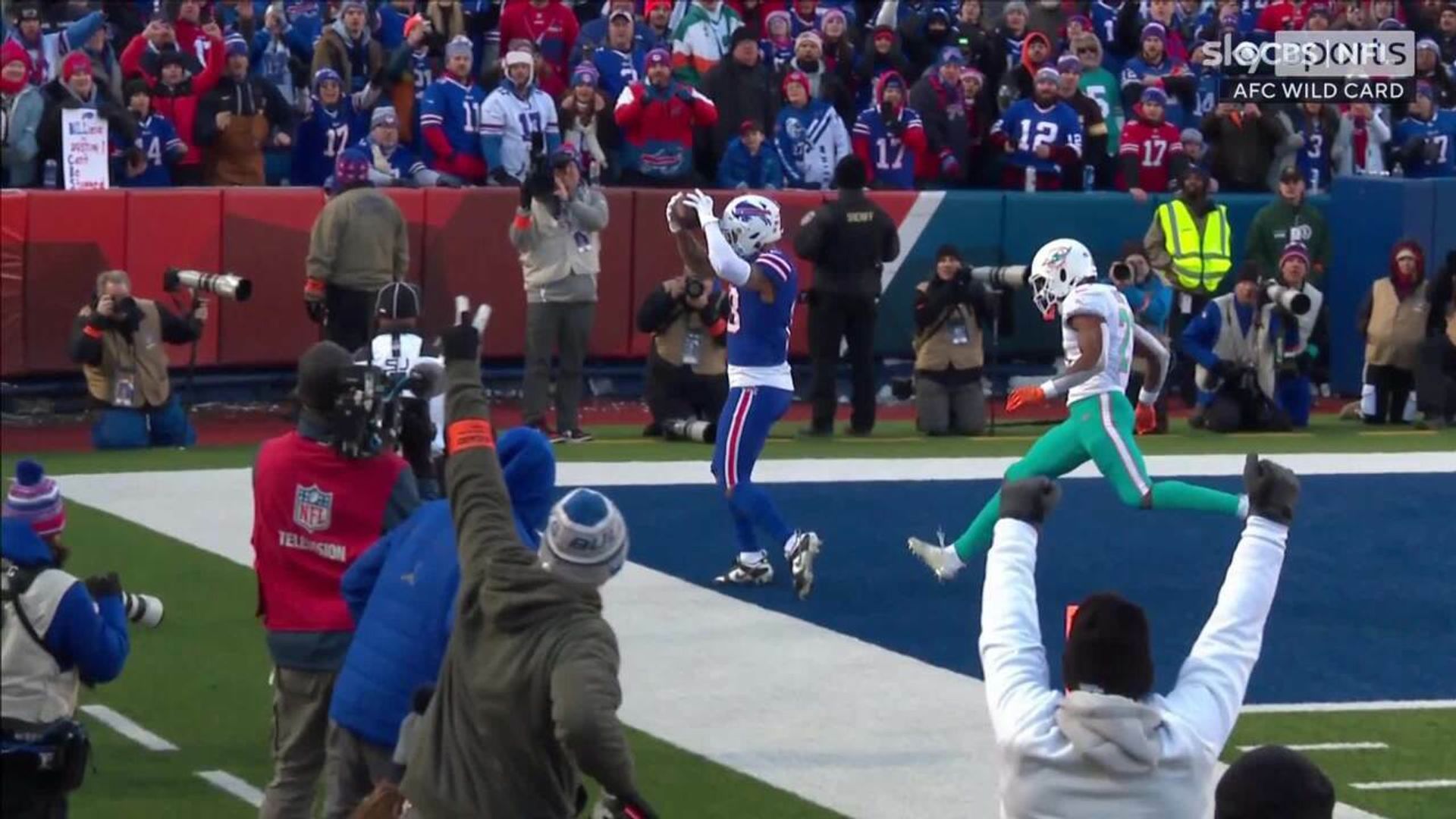 Davis makes unbelievable toe-drag catch in the end zone!