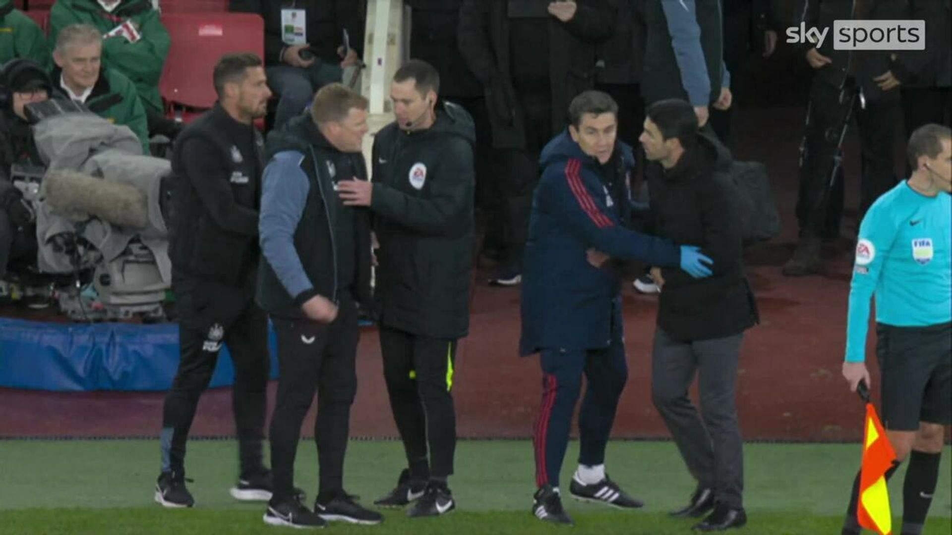 Arteta and Howe clash on touchline! | Arsenal see late pen shout denied