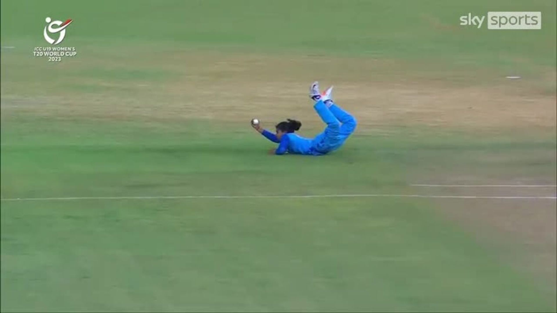 Devi pulls of one handed catch