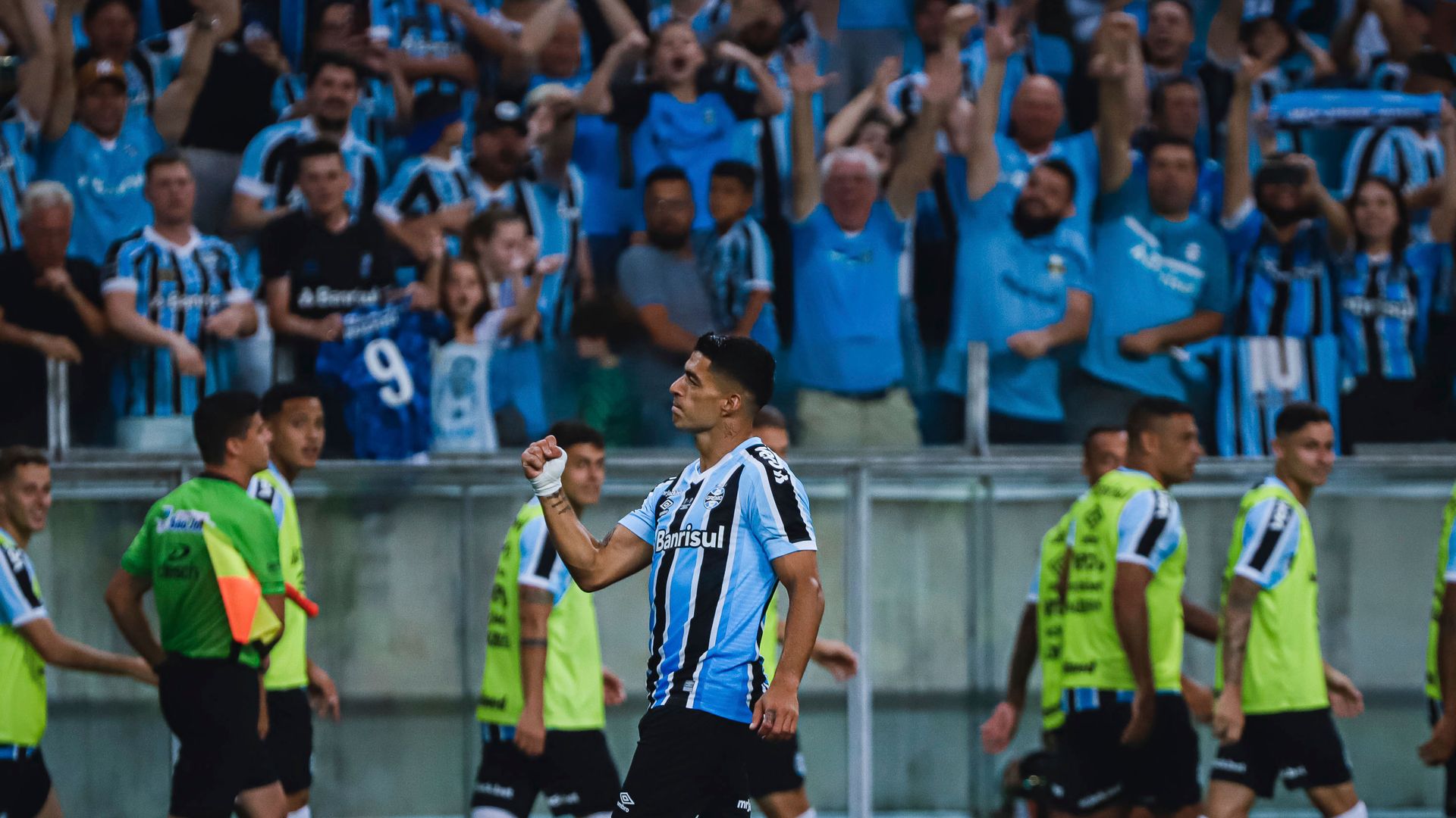 Suarez scores hat-trick on Gremio debut!