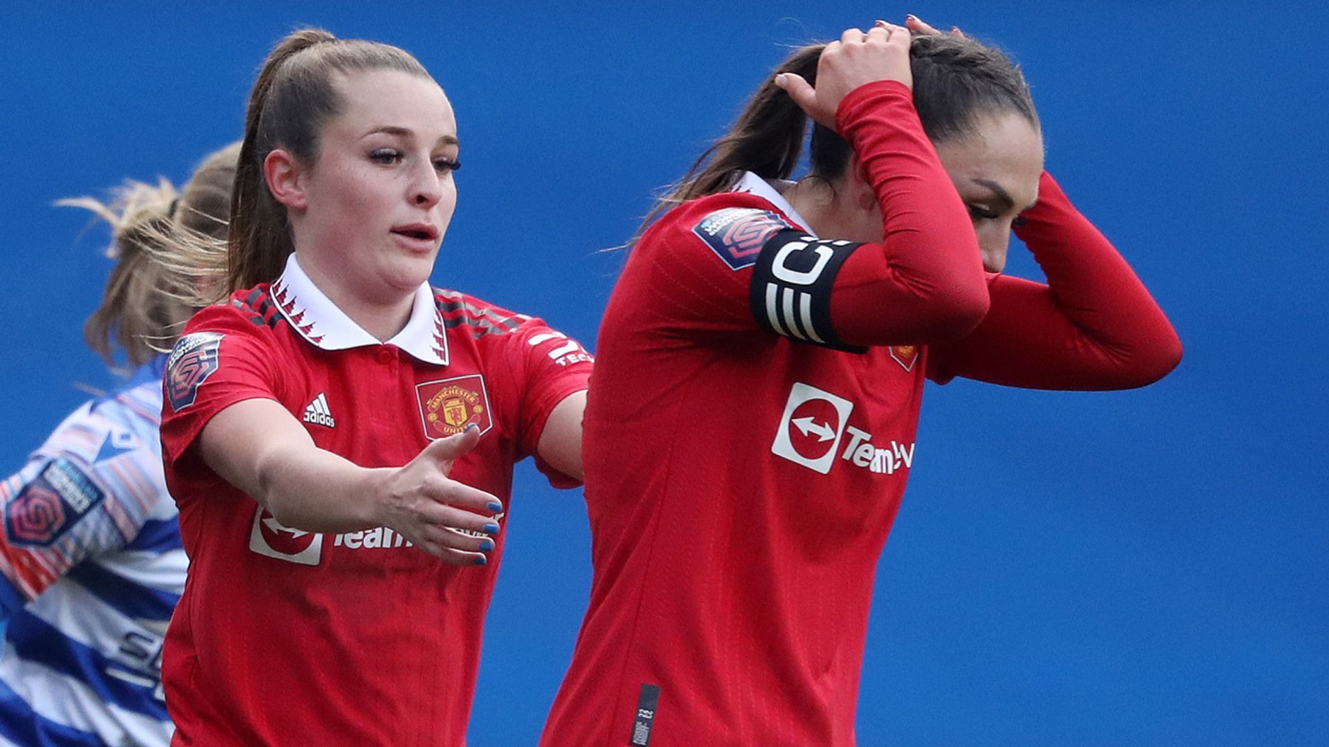 WSL LIVE! Man Utd score late at Reading to go 1-0 up | Everton beating West Ham