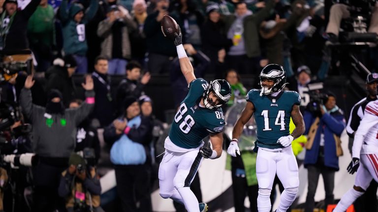 El ala cerrada de los Philadelphia Eagles, Dallas Goedert, reclamó una brillante atrapada con una mano para el touchdown inicial contra los New York Giants.