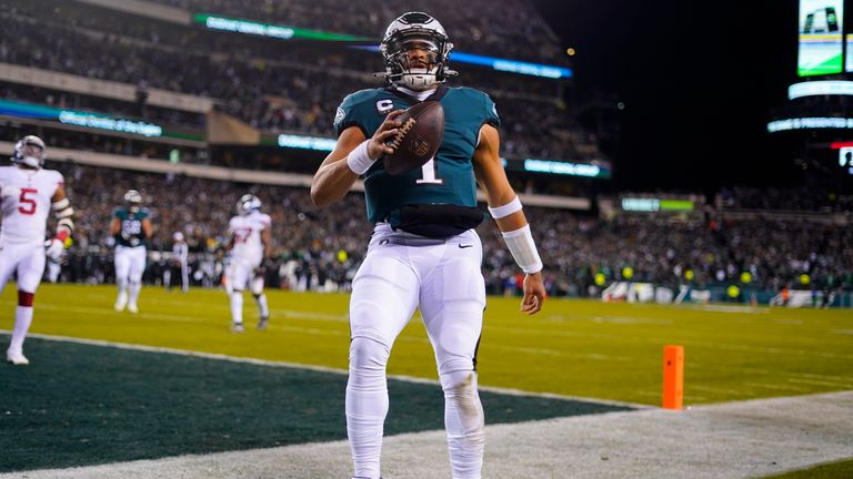 Quarterback Philadelphia Eagles Jalen Hurts mencetak gol cepat untuk memperpanjang keunggulan mereka atas New York Giants.