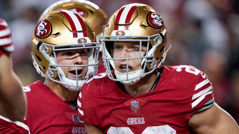 El corredor de los 49ers de San Francisco, Christian McCaffrey, celebra con el mariscal de campo Brock Purdy después de anotar su touchdown crucial para la ventaja.