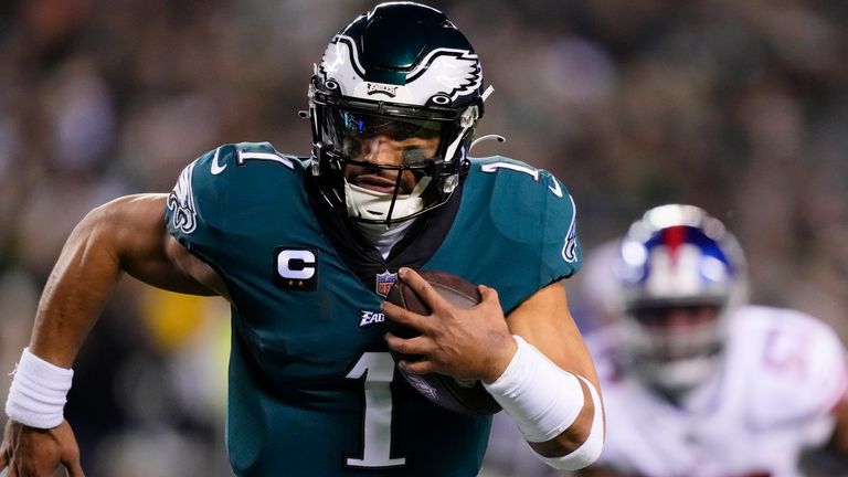 El mariscal de campo de los Philadelphia Eagles, Jalen Hurts, anotó un touchdown durante su dominante victoria en la ronda divisional sobre los New York Giants.