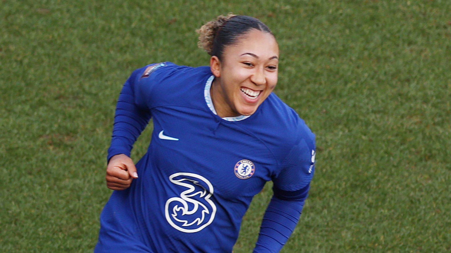 Chelsea go top of WSL after beating Spurs | Man Utd held by Everton