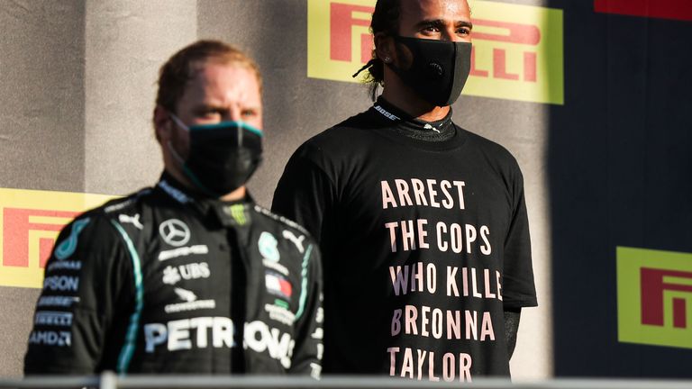 Valtteri Bottas (à gauche) se tient aux côtés de son coéquipier Mercedes Lewis Hamilton en 2020 alors que l'Anglais portait un T-shirt appelant à la justice pour l'Américaine Breonna Taylor