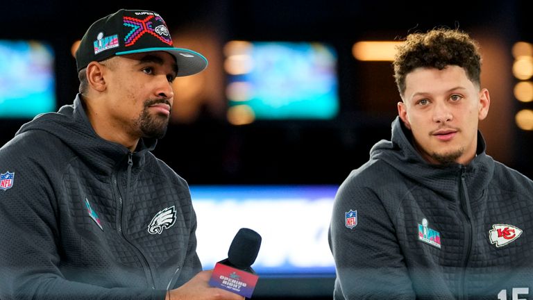 Jalen Hurts dan Patrick Mahomes akan menjadi gelandang kulit hitam pertama yang bermain melawan satu sama lain di Super Bowl
