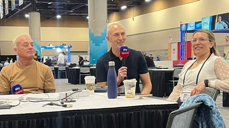 Jeff Reinebold, Neil Reynolds y Phoebe Schecter graban el podcast Inside The Huddle en Radio Row en Arizona