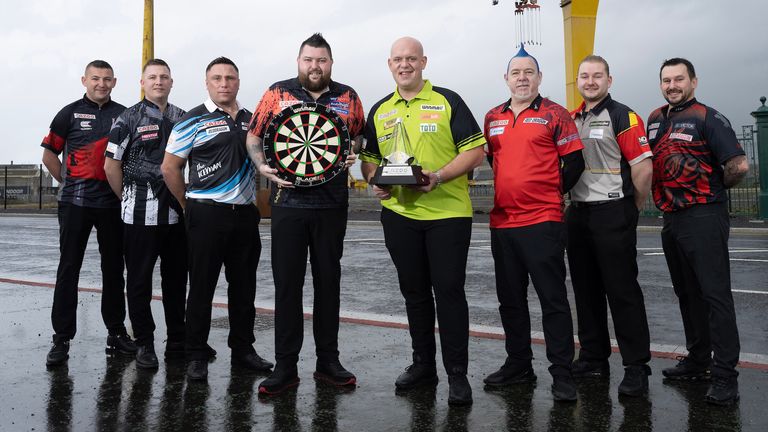 Les stars de la Premier League s'alignent devant l'emblématique grue Goliath du chantier naval Harland & Wolff à Belfast
