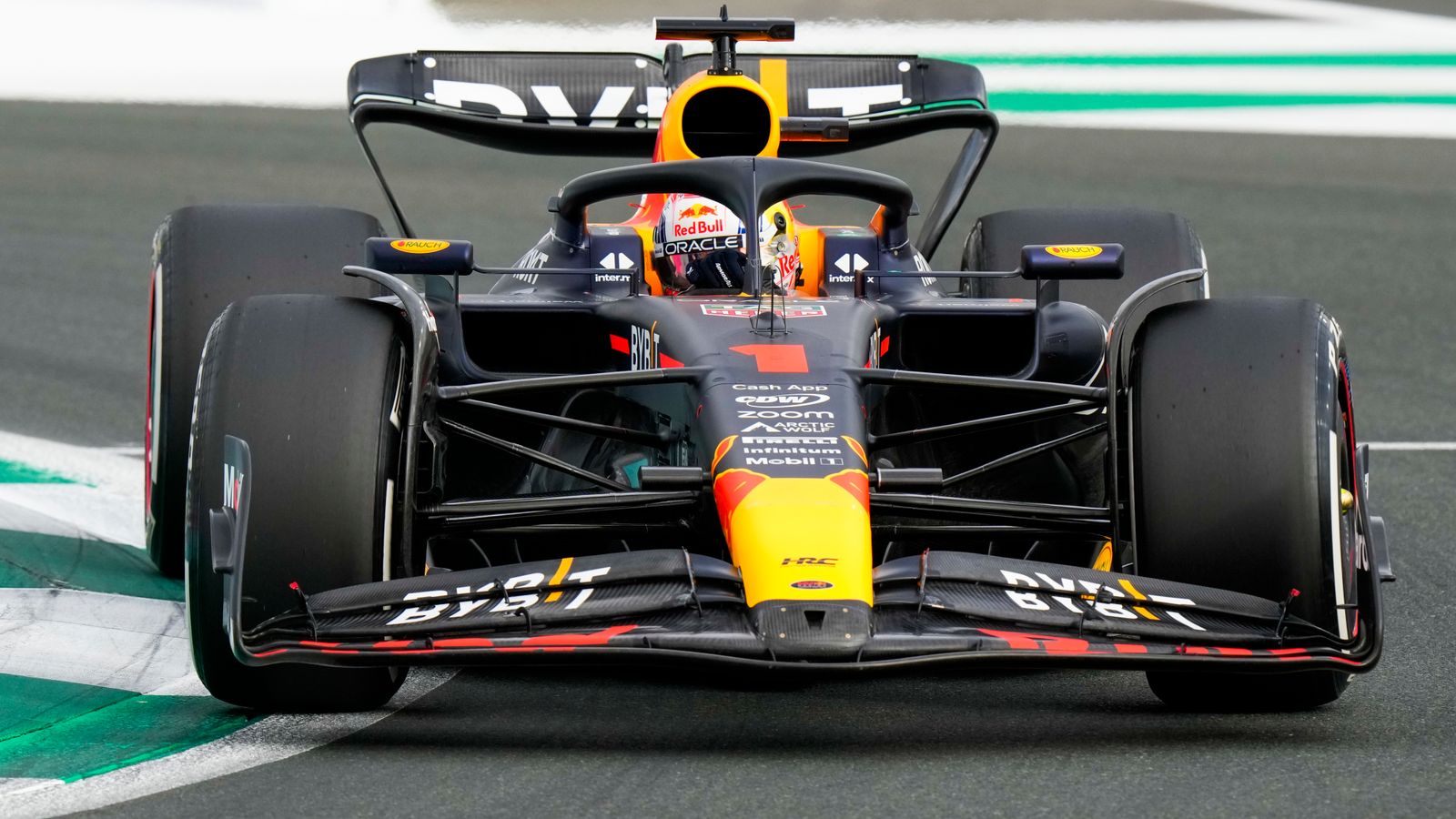 GP de Arabia Saudita: Max Verstappen lleva a su compañero de equipo en Red Bull, Sergio Pérez, a completar el triplete en la práctica de Jeddah