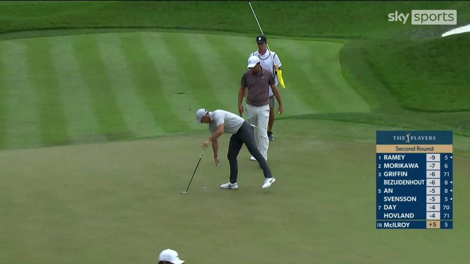 Rory double bogeys after putting off the green!