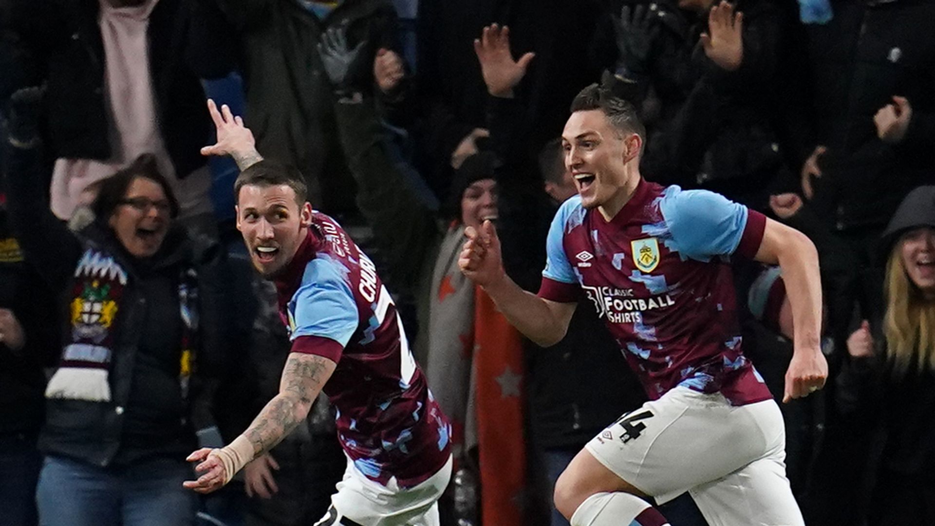 Roberts wins it for Burnley over 10-man Fleetwood | Kompany mixed on City tie
