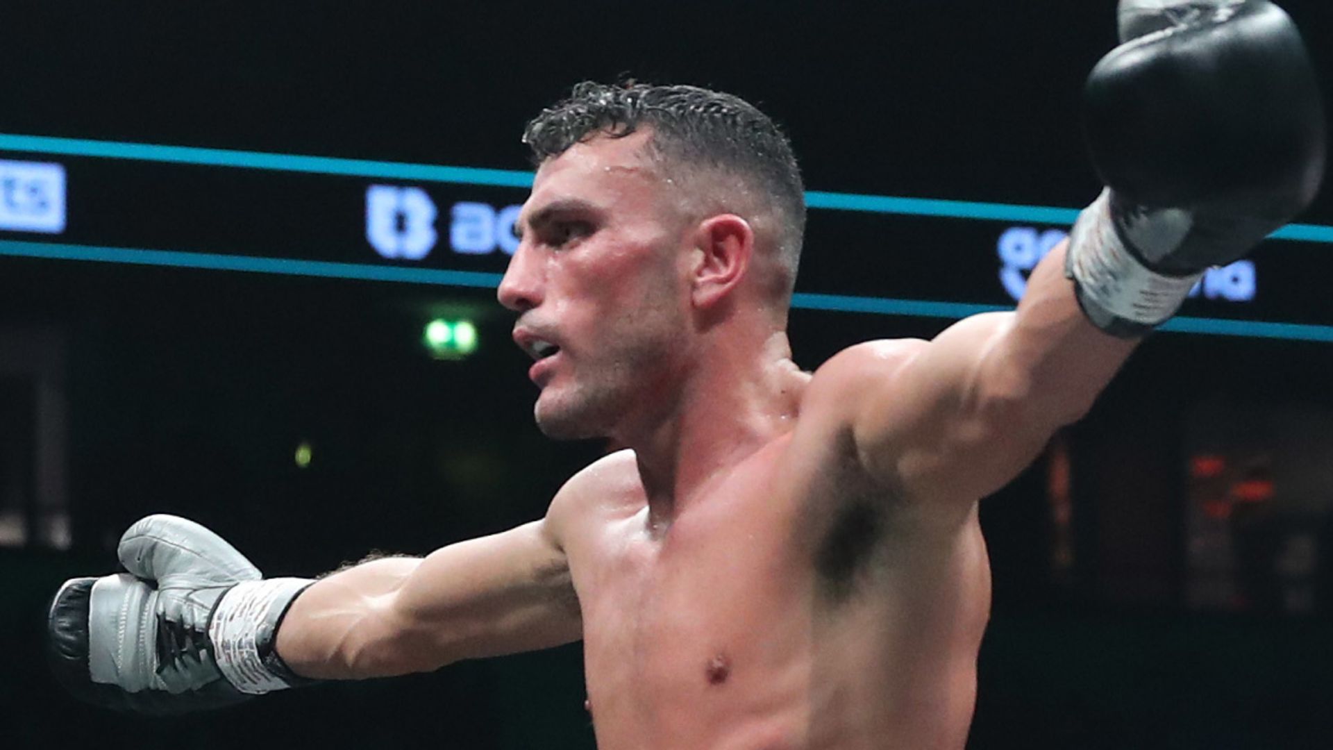 Gomez Jr wins controversial Giles fight | Clarke stops Dinu after two