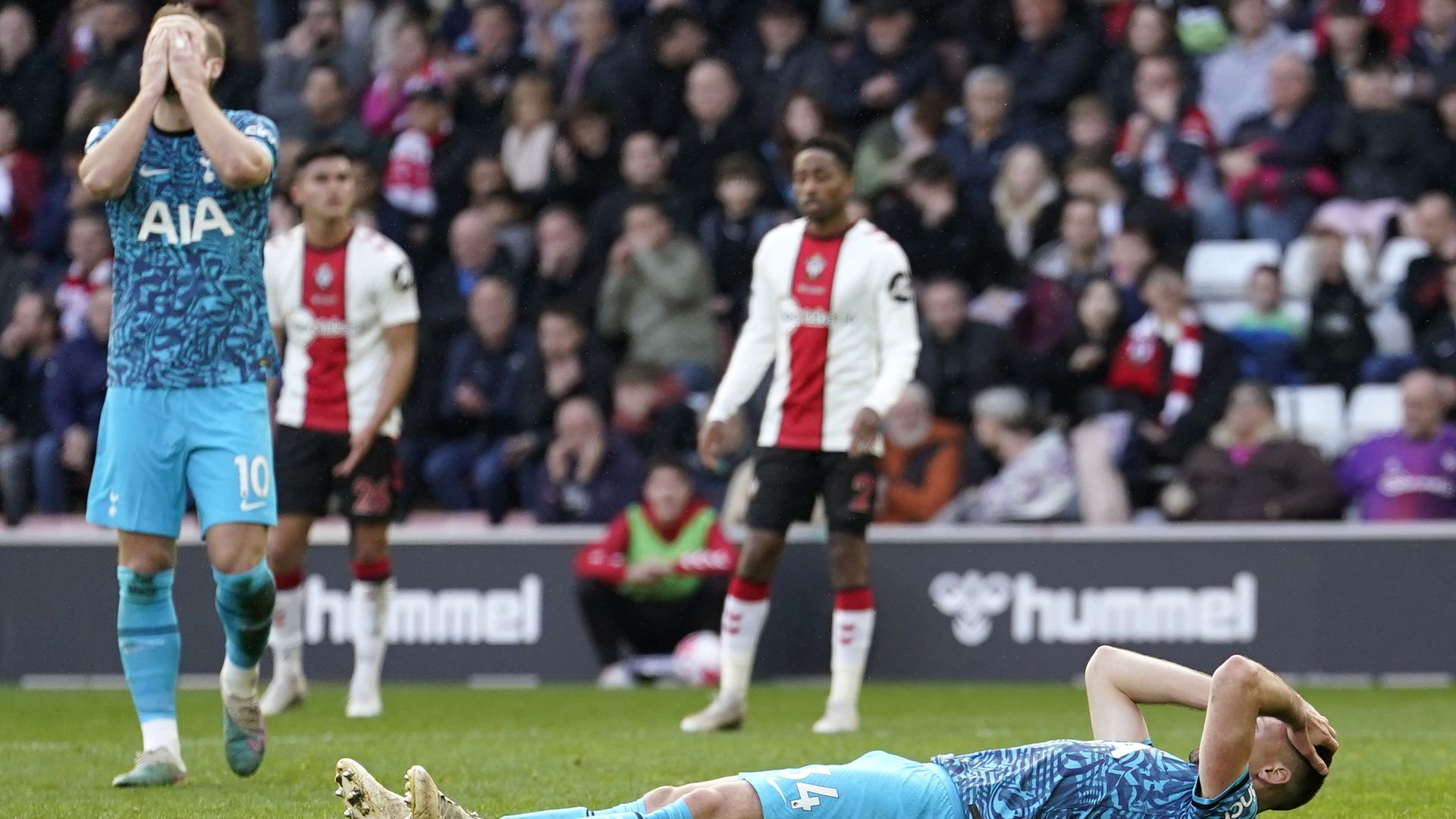 Spurs throw away two-goal lead at Saints to miss out on moving third