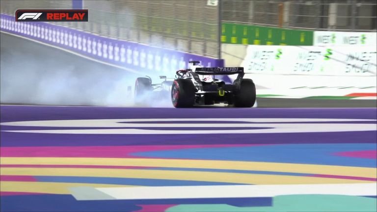 Nyck de Vries dari AlphaTauri keluar jalur di menit-menit awal Q1 di Grand Prix Arab Saudi