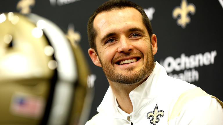 Le quart-arrière Derek Carr lors de sa conférence de presse d'introduction pour sa nouvelle équipe après avoir signé avec les Saints de la Nouvelle-Orléans