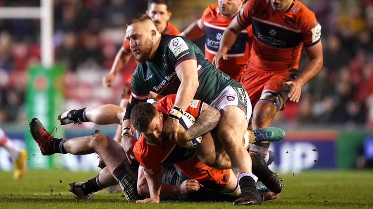 Luke Crosbie de Edimburgo es abordado por Joe Heyes de Leicester Tiger