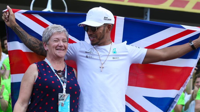 Lewis Hamilton heeft zijn biologische moeder Carmel Larbalestier gecrediteerd met het leren van hem hoe te hebben "empathie en warmte en mededogen"