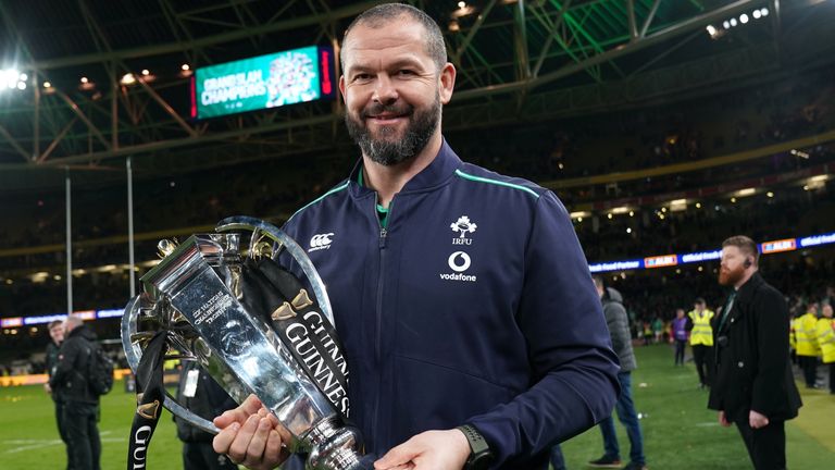 Pelatih kepala Irlandia Andy Farrell dengan trofi Enam Negara