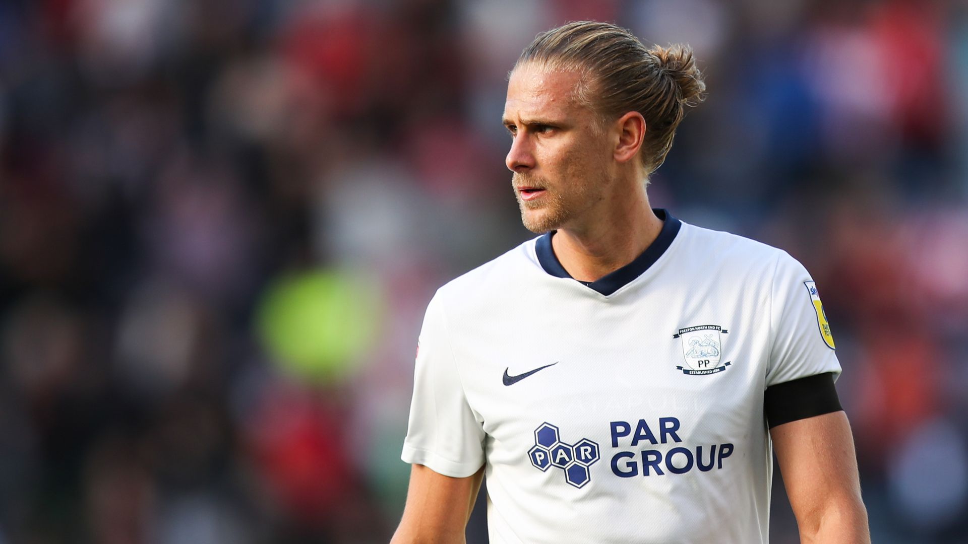 Preston strike late to maintain play-off charge