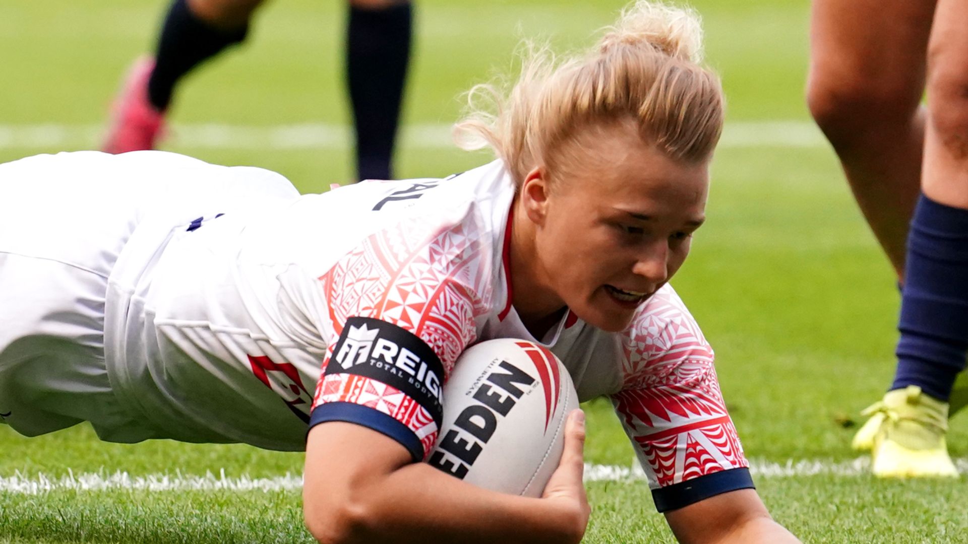 England half-back Roche to make women's NRL switch