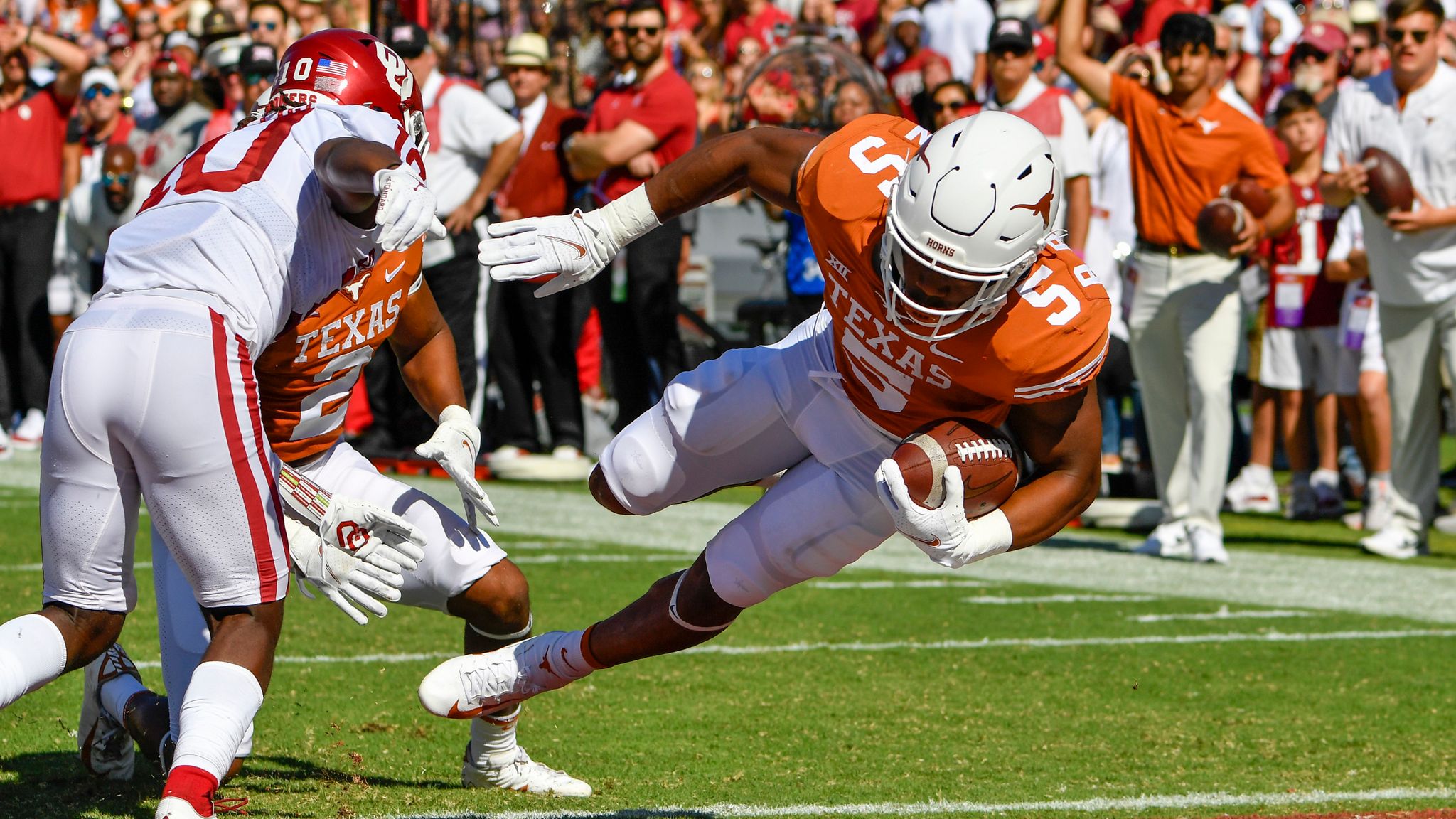 Bijan Robinson's big smile and bigger plays: Texas superstar ready