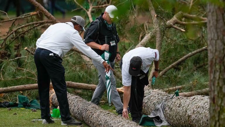Jamie Weir brinda una actualización sobre el incidente en Augusta National durante la segunda ronda el viernes, donde los fuertes vientos derribaron tres árboles.