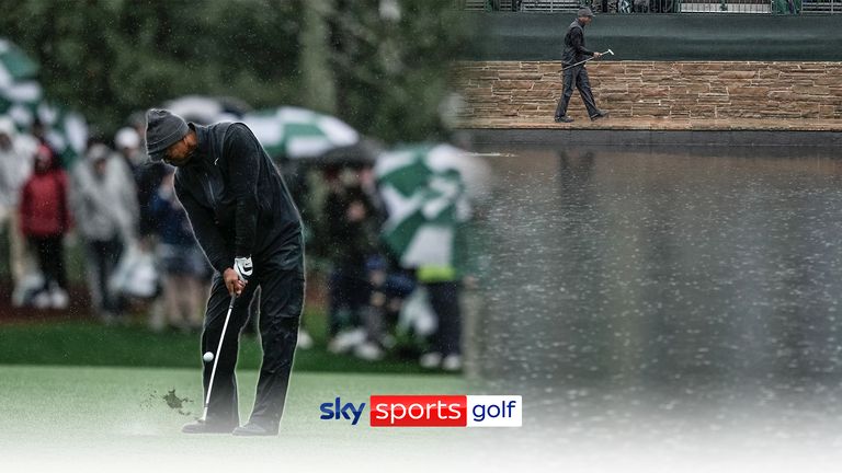 Tiger Woods está apuntalando la tabla de clasificación de The Masters después de encontrar el agua dos veces en el campo empapado por la lluvia en Augusta