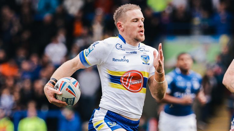 Matt Dufty corre para anotar un ensayo para Warrington