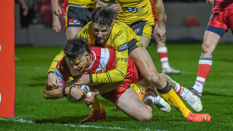Shane Wright's second-half try helped secure victory for Salford over Castleford