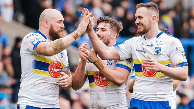 Gil Dudson, Ben Currie y Greg Minikin celebran la victoria de Warrington sobre Hull FC