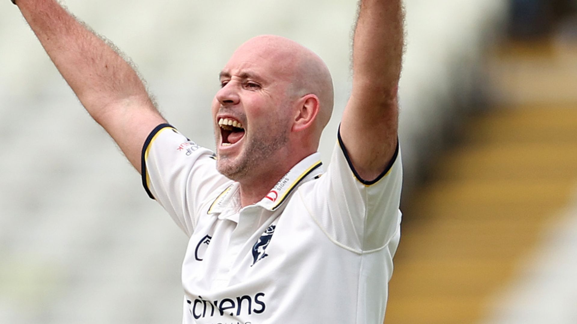 Early county pace-setters Warwickshire beat Essex
