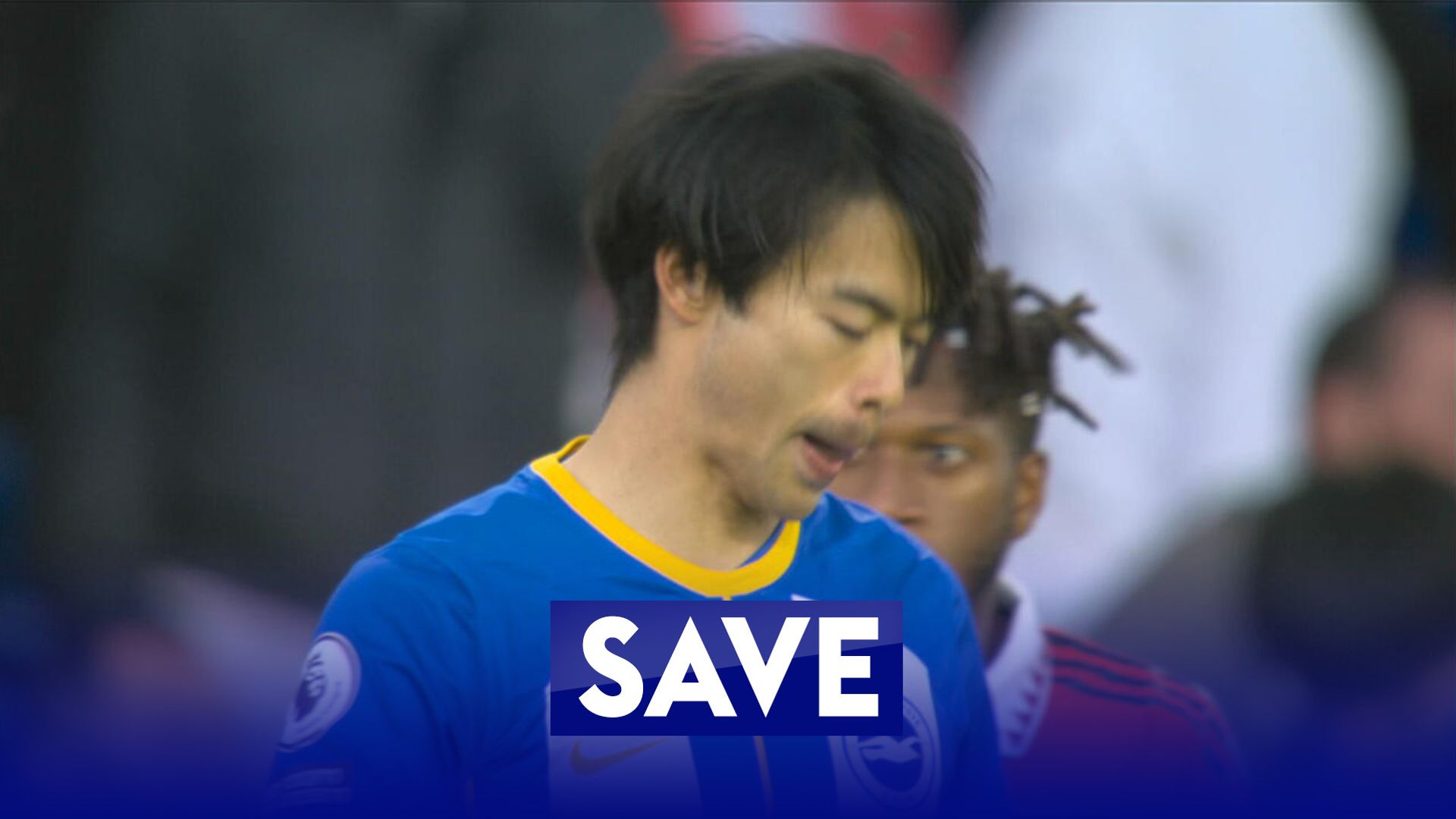 Mitoma clean through but fires straight at De Gea