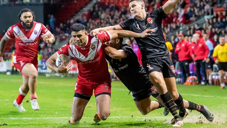 Daniel Tupou de Tonga en acción contra Gales en St Helens en la Copa del Mundo del año pasado