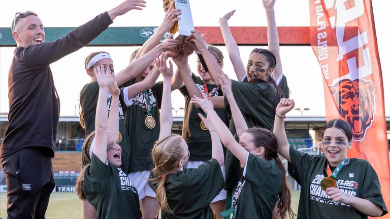 Ealing Fields celebra con el trofeo del Campeonato después de ganar la primera edición de la competencia de banderas para niñas (NFL Reino Unido)