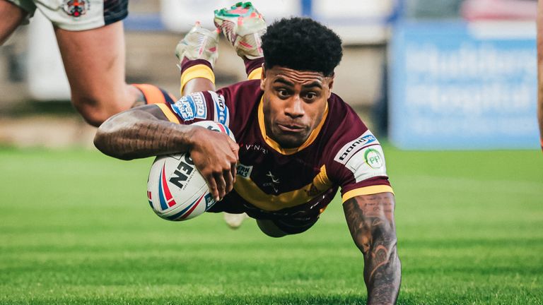 Kevin Naiqama se lanza para intentarlo en la victoria de Huddersfield sobre Castleford