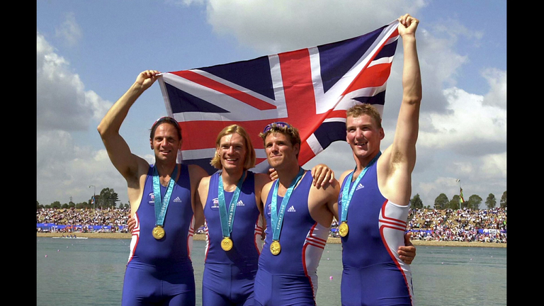 Redgrave (左から 1 番目) は、2020 年シドニーで金メダルを獲得した様子を描いています。 