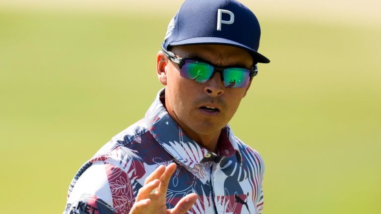 Rickie Fowler tiene una ventaja de un golpe en la mitad del US Open