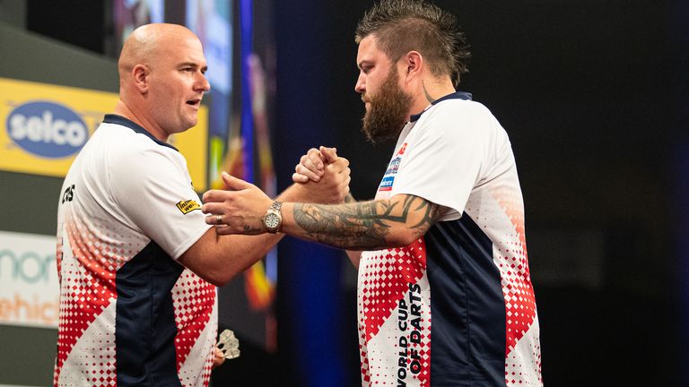 Rob Cross y Michael Smith cantaron para Inglaterra en la Copa Mundial de Dardos