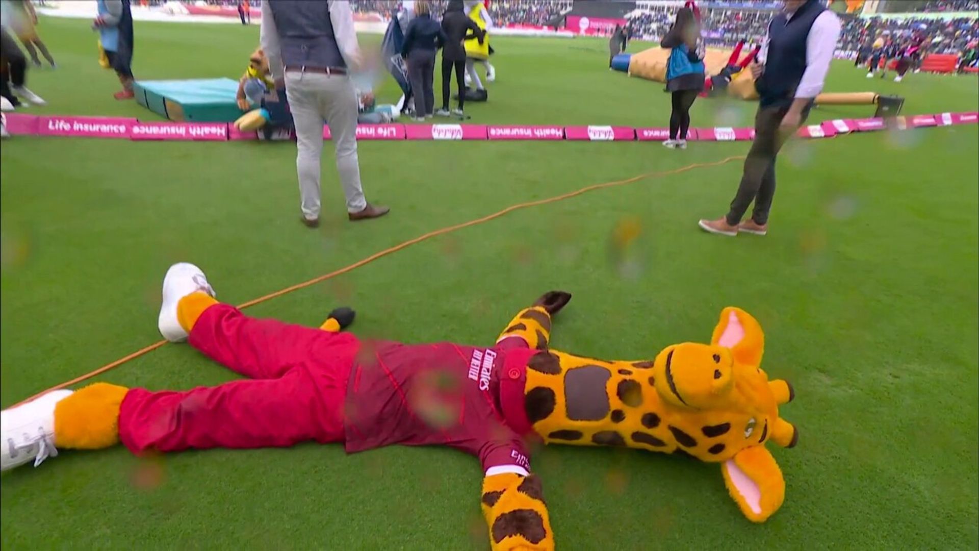 'They are all falling!' | Lanky the Giraffe wins Finals Day Mascot Race!