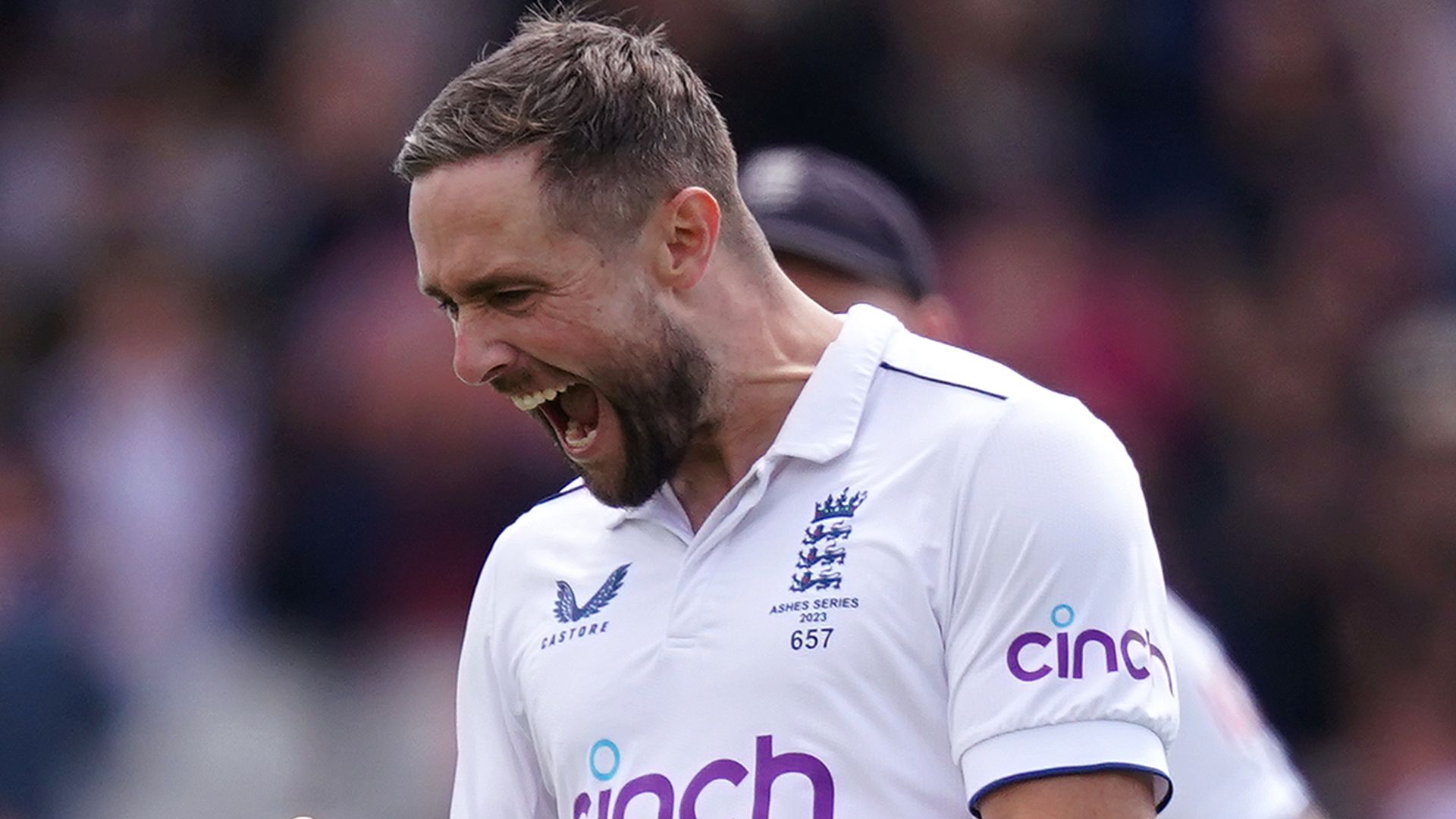 Woakes and Broad combine to keep England in Ashes