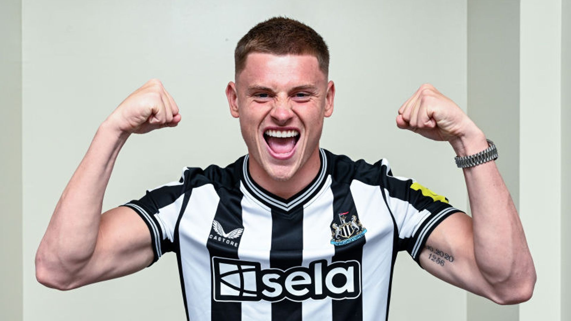 Newcastle complete signing of Barnes from Leicester