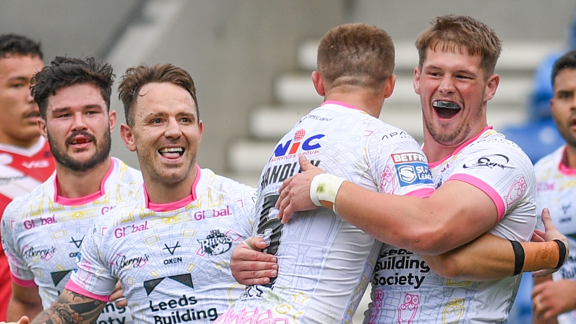 Leeds continue Super League playoff push with win at Salford