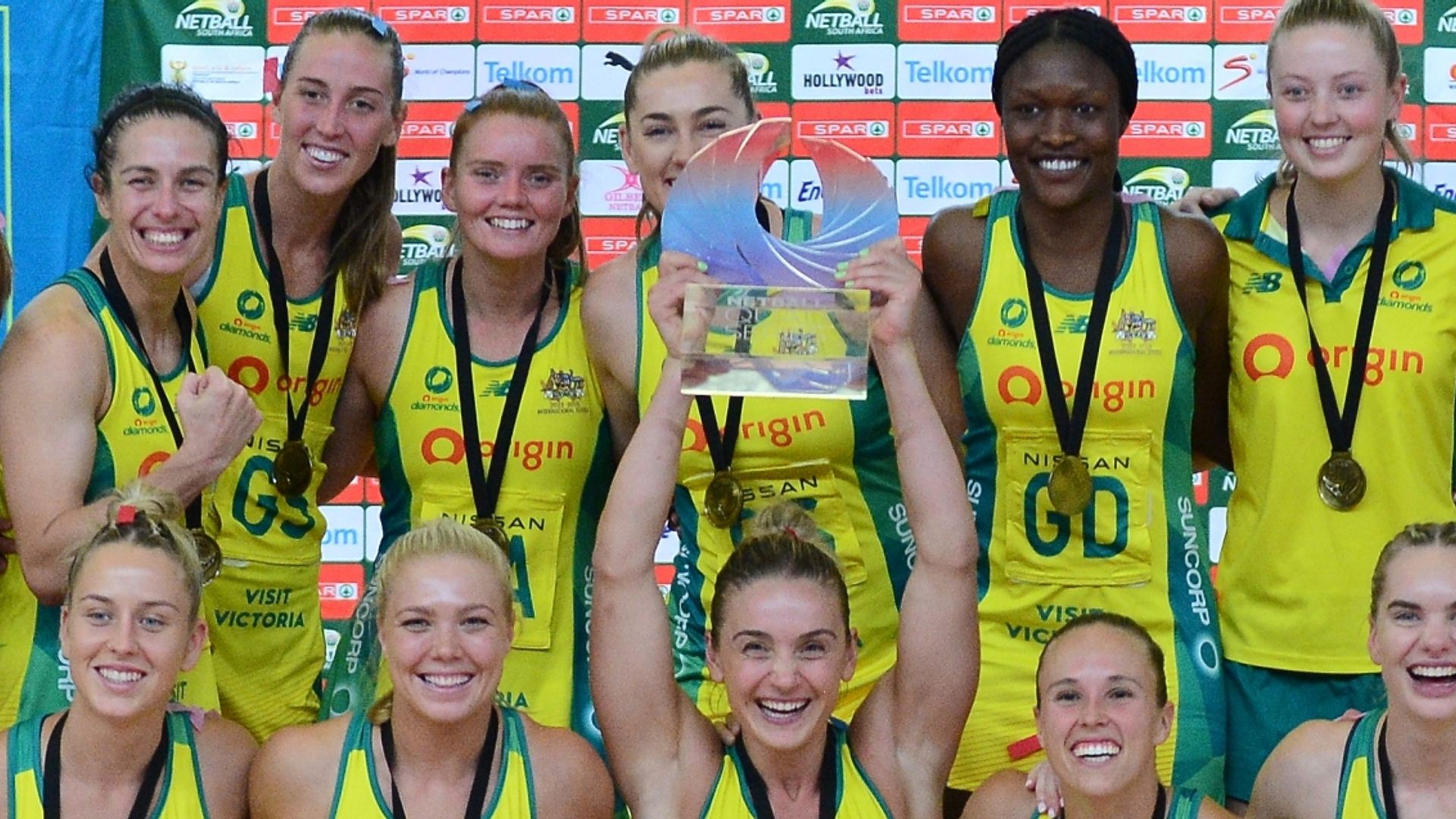 Australian cricketers help netball players with 'fighting fund'