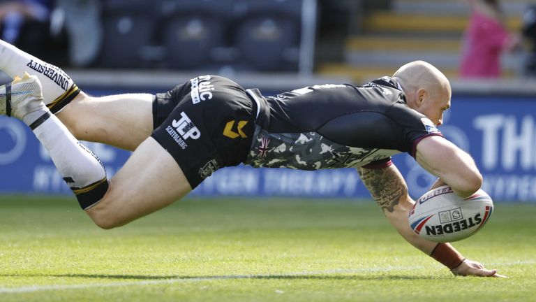 Adam Swift aterriza para uno de sus dos intentos para Hull contra Castleford